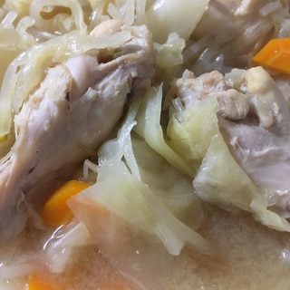 手羽元の野菜を食べる味噌スープ